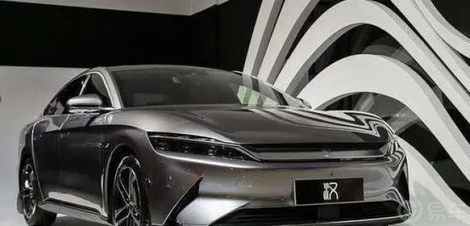 {賭馬}(跑专车一个月大概可以赚多少钱)